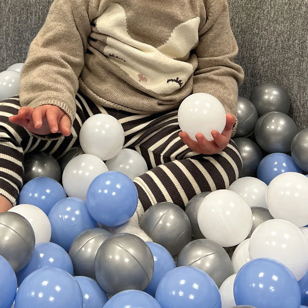 Baby Ball Pit, with 200 blue & white balls - Image 3