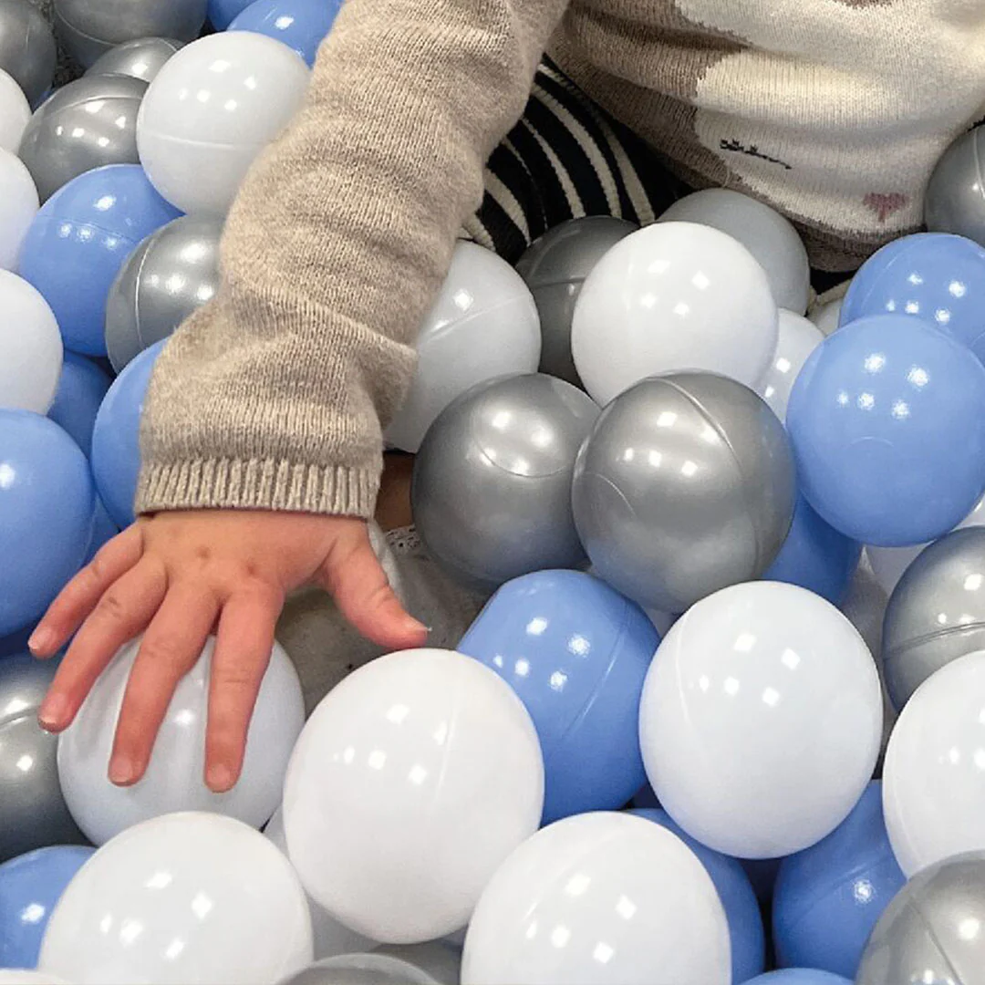 Baby Ball Pit, with 200 blue & white balls - Image 5